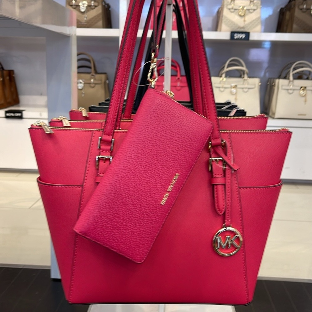 MICHAEL KORS
Jet Set Lg Top-Zip Charlotte Tote
&
Continental Wristlet Phone Case